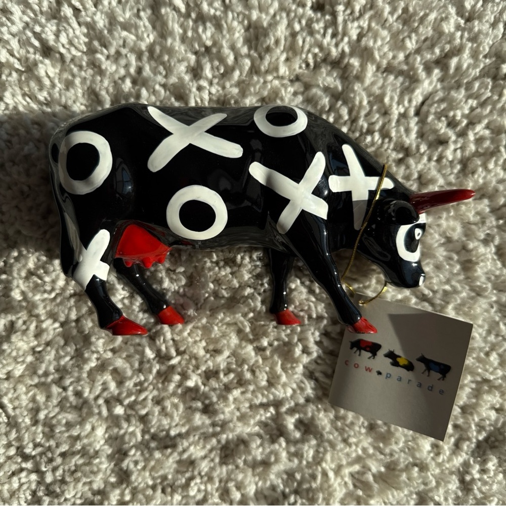 CowParade Hugs & Smooches XO Cow Figurine 2000